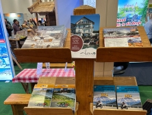 Prospektpräsentation am Messestand Urlaub in den Alpen