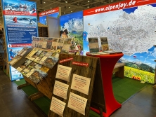 Prospektpräsentation am Messestand Urlaub in den Alpen