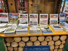 Prospektpräsentation am Messestand Urlaub in den Alpen