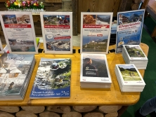 Prospektpräsentation am Messestand Urlaub in den Alpen