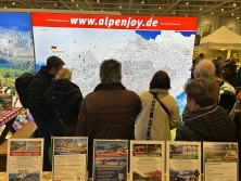 Prospektpräsentation am Messestand Urlaub in den Alpen