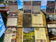 Prospektpräsentation am Messestand Urlaub in den Alpen