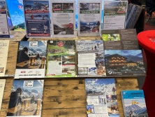 Prospektpräsentation am Messestand Urlaub in den Alpen