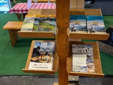 Prospektpräsentation am Messestand Urlaub in den Alpen