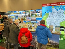 Prospektpräsentation am Messestand Urlaub in Deutschland