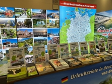 Prospektpräsentation am Messestand Urlaub in Deutschland