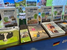 Prospektpräsentation am Messestand Urlaub in Deutschland