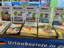 Prospektpräsentation am Messestand Urlaub in Deutschland