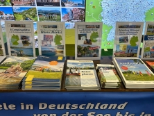 Prospektpräsentation am Messestand Urlaub in Deutschland