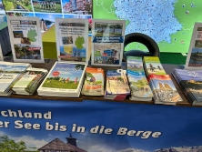 Prospektpräsentation am Messestand Urlaub in Deutschland