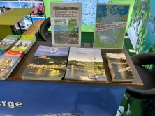 Prospektpräsentation am Messestand Urlaub in Deutschland