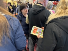 Prospektpräsentation am Messestand Urlaub in Deutschland