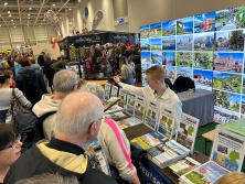 Prospektpräsentation am Messestand Urlaub in Deutschland