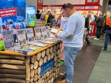 Prospektpräsentation am Messestand Urlaub in den Alpen (Stand-Nr. 5C30)