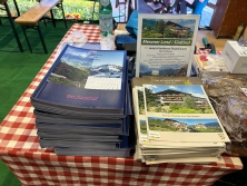 Prospektpräsentation am Messestand Urlaub in den Alpen (Stand-Nr. 5C30)