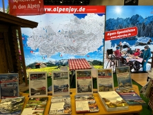 Prospektpräsentation am Messestand Urlaub in den Alpen (Stand-Nr. 5C30)