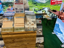 Prospektpräsentation am Messestand Urlaub in den Alpen (Stand-Nr. 5B41)