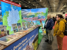 Prospektpräsentation am Messestand Urlaub in Deutschland