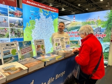 Prospektpräsentation am Messestand Urlaub in Deutschland