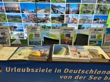 Prospektpräsentation am Messestand Urlaub in Deutschland