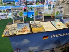 Prospektpräsentation am Messestand Urlaub in Deutschland