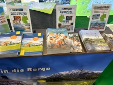 Prospektpräsentation am Messestand Urlaub in Deutschland