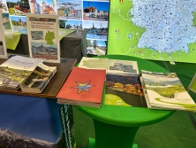 Prospektpräsentation am Messestand Urlaub in Deutschland