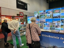 Prospektpräsentation am Messestand Urlaub in Deutschland