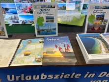 Prospektpräsentation am Messestand Urlaub in Deutschland