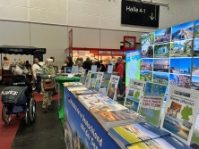 Prospektpräsentation am Messestand Urlaub in Deutschland