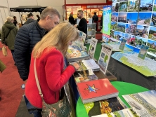 Prospektpräsentation am Messestand Urlaub in Deutschland