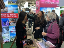 Prospektpräsentation am Messestand Urlaub in den Alpen