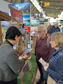 Glücksrad am Messestand Urlaub in den Alpen