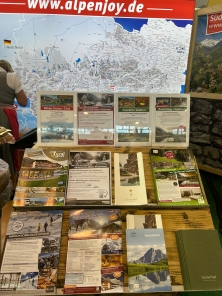 Prospektpräsentation am Messestand Urlaub in den Alpen