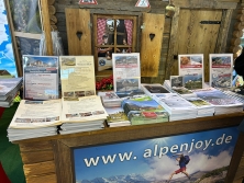 Prospektpräsentation am Messestand Urlaub in den Alpen