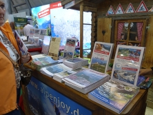 Prospektpräsentation am Messestand Urlaub in den Alpen