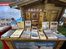 Prospektpräsentation am Messestand Urlaub in den Alpen