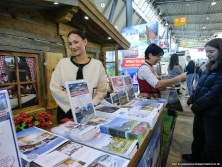 Prospektpräsentation am Messestand Urlaub in den Alpen