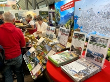 Prospektpräsentation am Messestand Urlaub in den Alpen