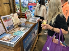 Prospektpräsentation am Messestand Urlaub in den Alpen