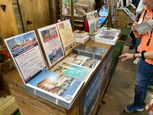 Prospektpräsentation am Messestand Urlaub in den Alpen