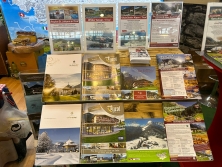 Prospektpräsentation am Messestand Urlaub in den Alpen