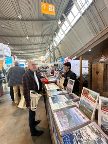 Prospektpräsentation am Messestand Urlaub in den Alpen