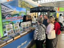 Prospektpräsentation am Messestand Urlaub in Deutschland