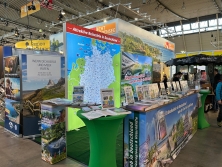 Prospektpräsentation am Messestand Urlaub in Deutschland