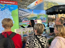 Prospektpräsentation am Messestand Urlaub in Deutschland