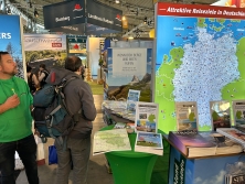 Prospektpräsentation am Messestand Urlaub in Deutschland