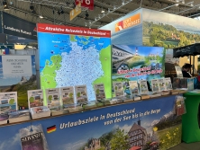 Prospektpräsentation am Messestand Urlaub in Deutschlan