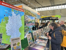 Prospektpräsentation am Messestand Urlaub in Deutschlan