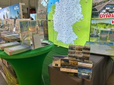 Prospektpräsentation am Messestand Urlaub in Deutschlan